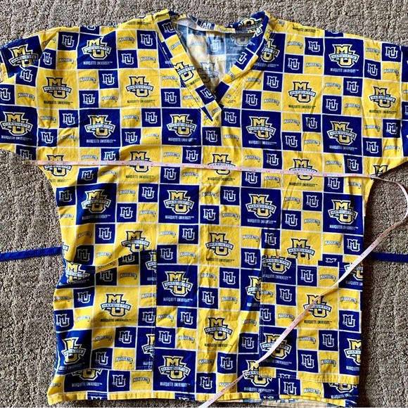 Marquette University Unisex Scrub Top Size M/L - Picture 8 of 9
